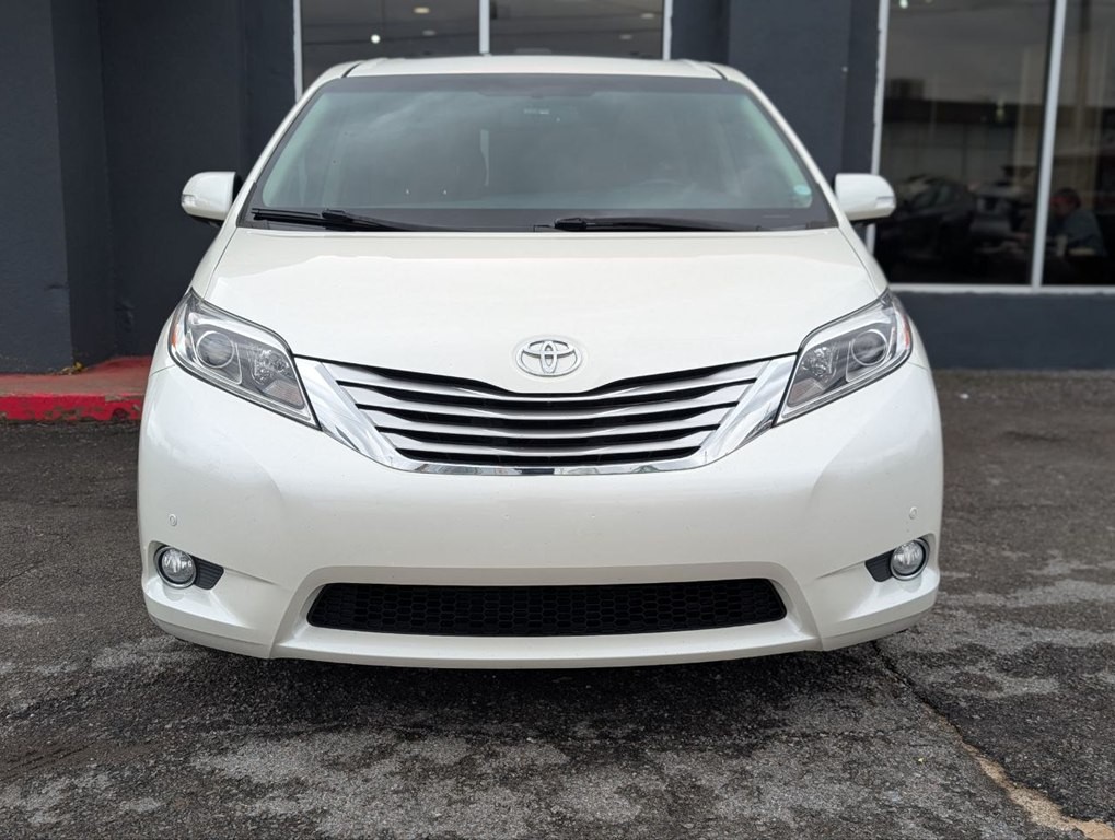 2017 Toyota Sienna Image 7