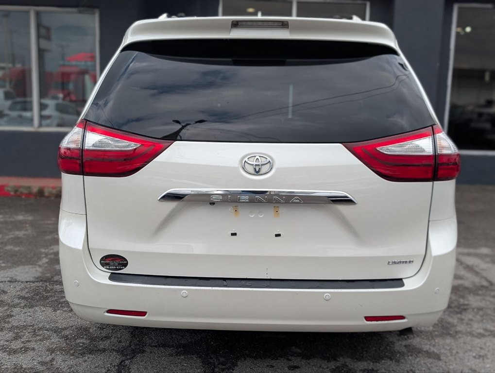 2017 Toyota Sienna Image 8