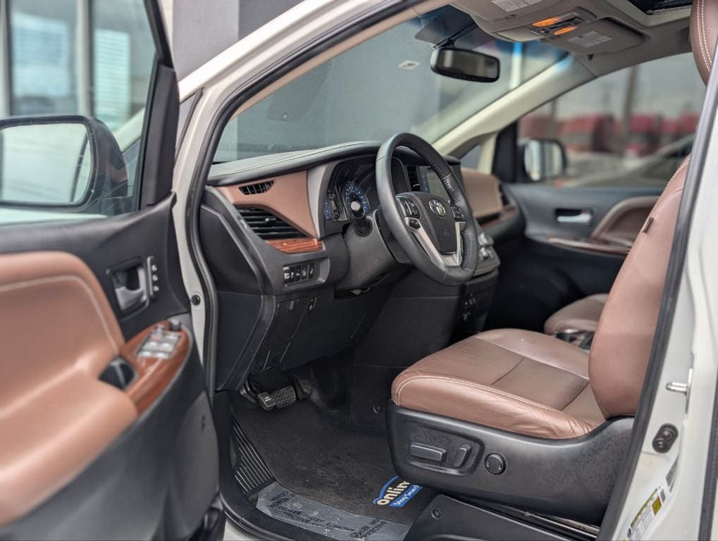 2017 Toyota Sienna Image 9