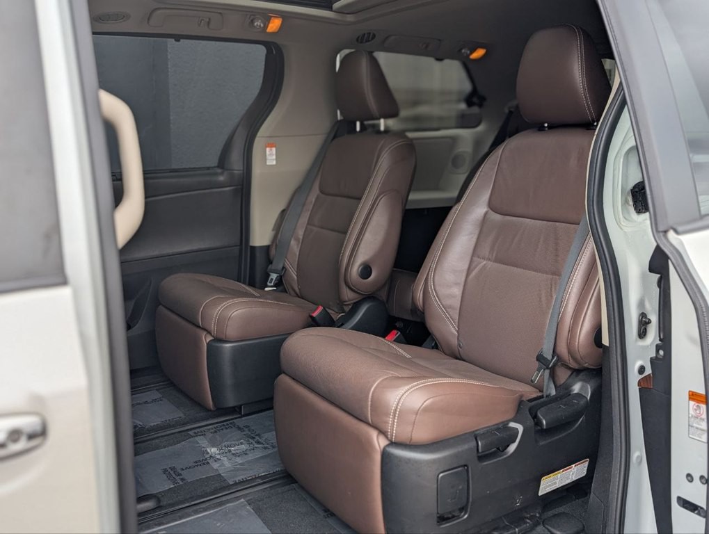2017 Toyota Sienna Image 10