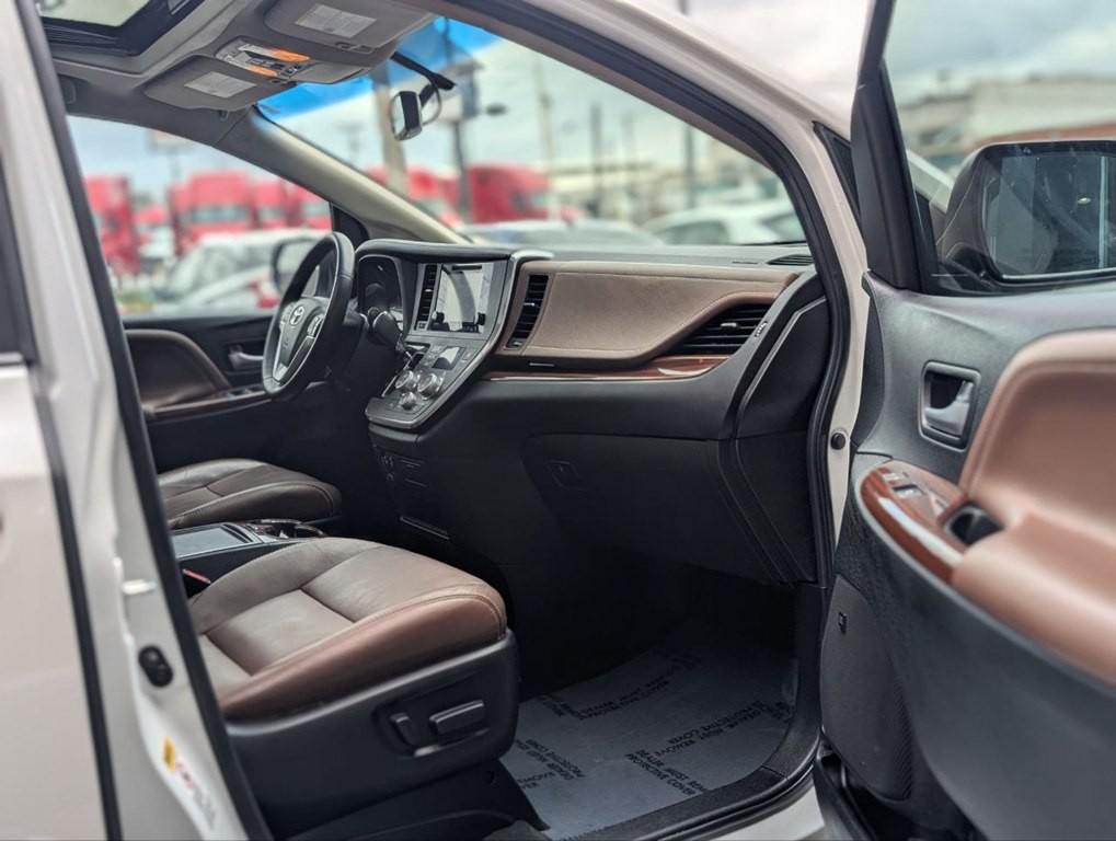 2017 Toyota Sienna Image 11