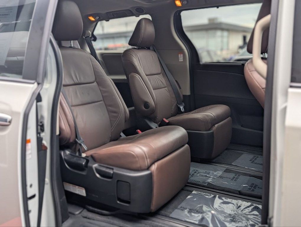 2017 Toyota Sienna Image 12