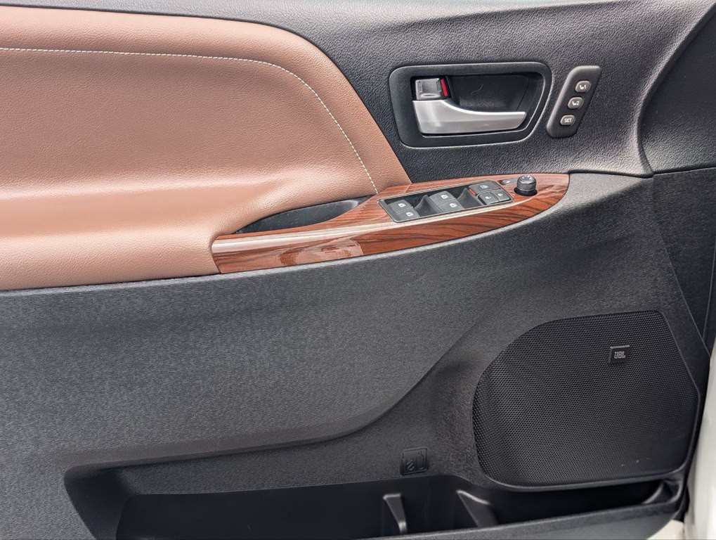 2017 Toyota Sienna Image 13