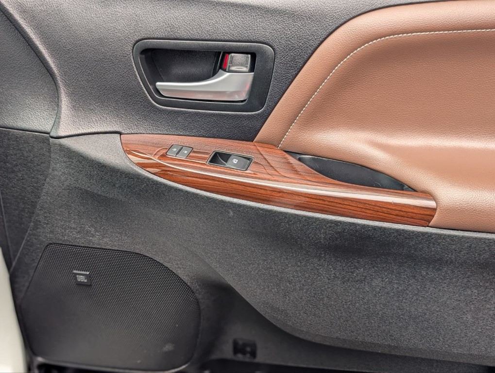 2017 Toyota Sienna Image 14