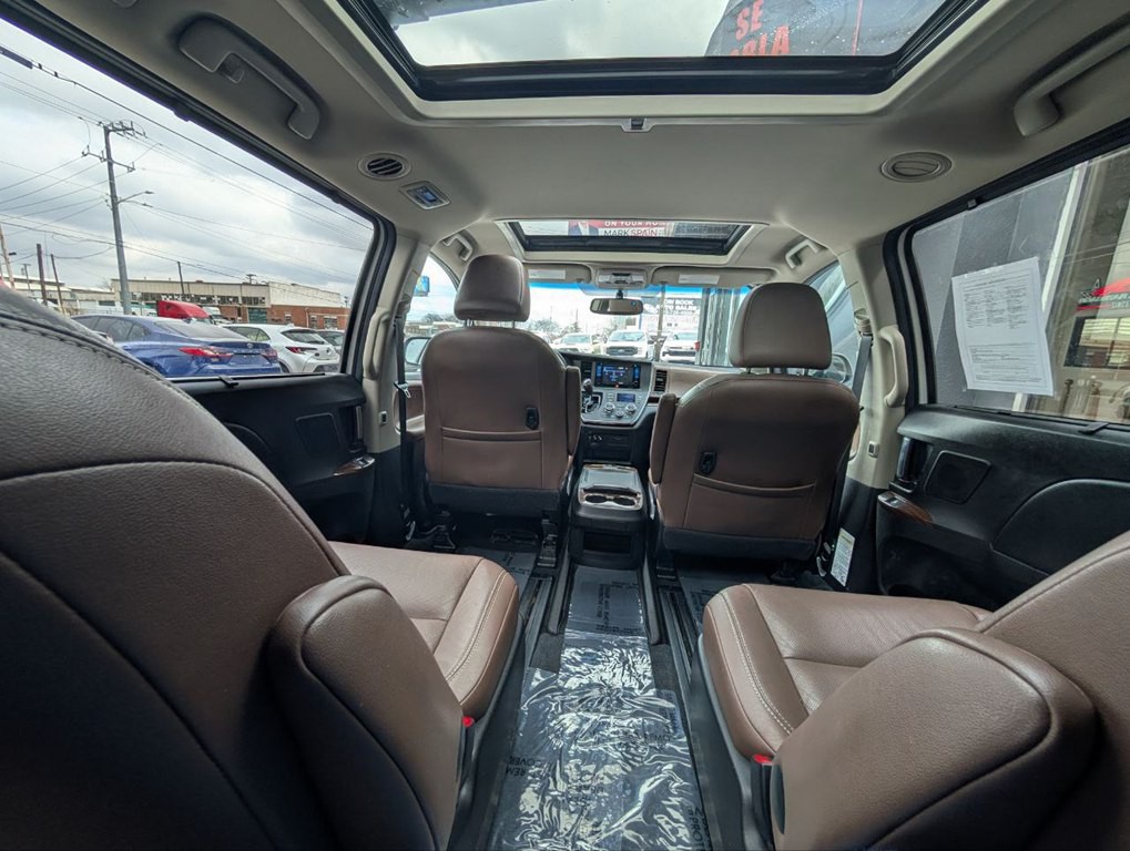 2017 Toyota Sienna Image 18