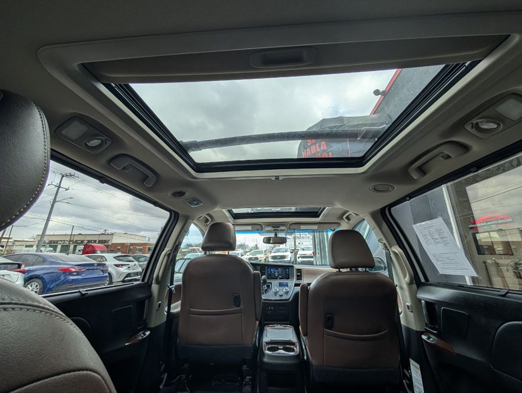 2017 Toyota Sienna Image 19