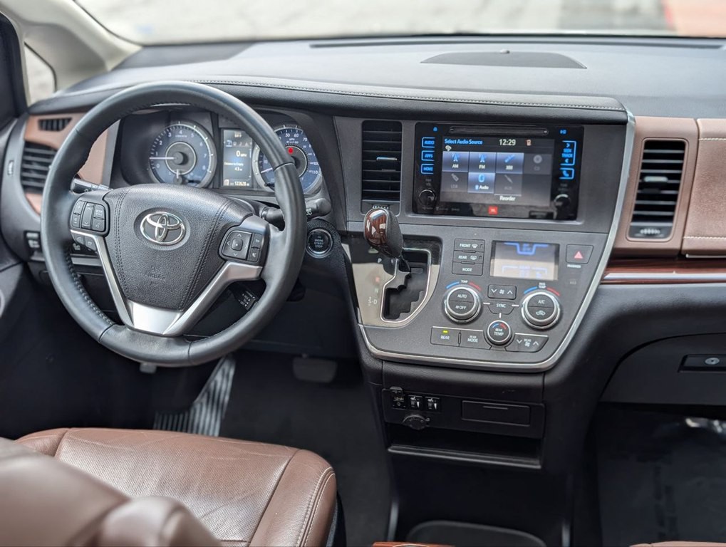 2017 Toyota Sienna Image 20