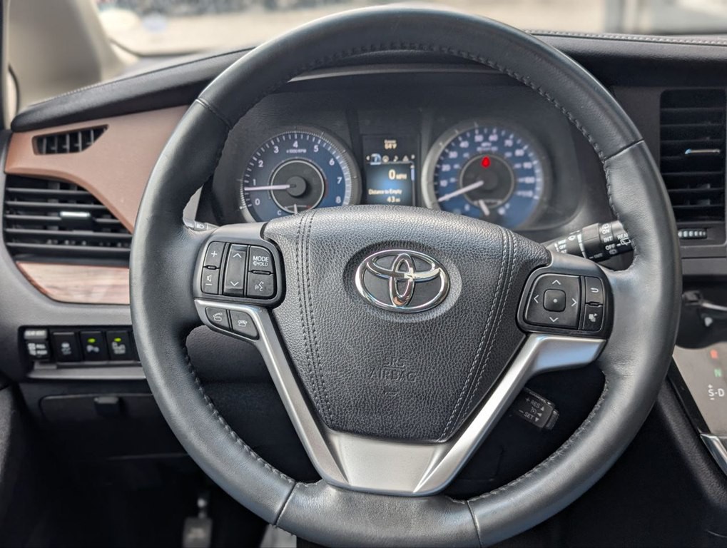 2017 Toyota Sienna Image 21