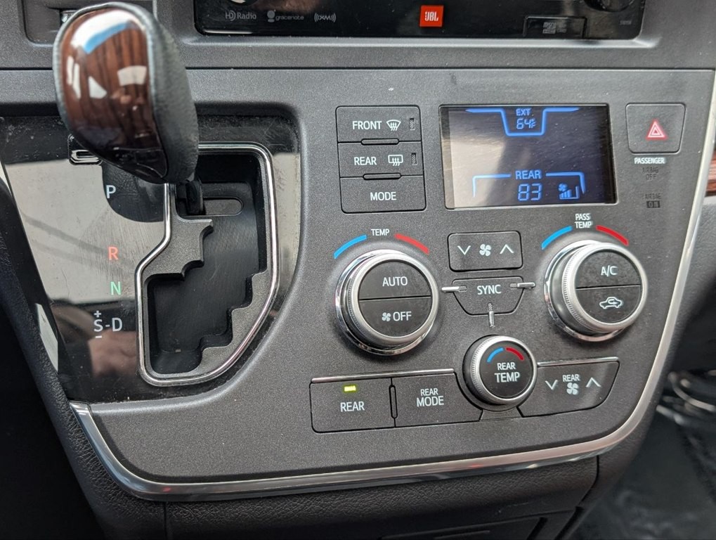 2017 Toyota Sienna Image 23