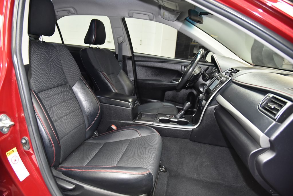 2016 Toyota Camry Image 29