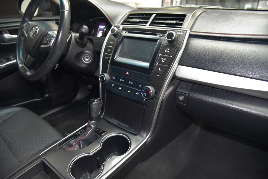 2016 Toyota Camry Image 31