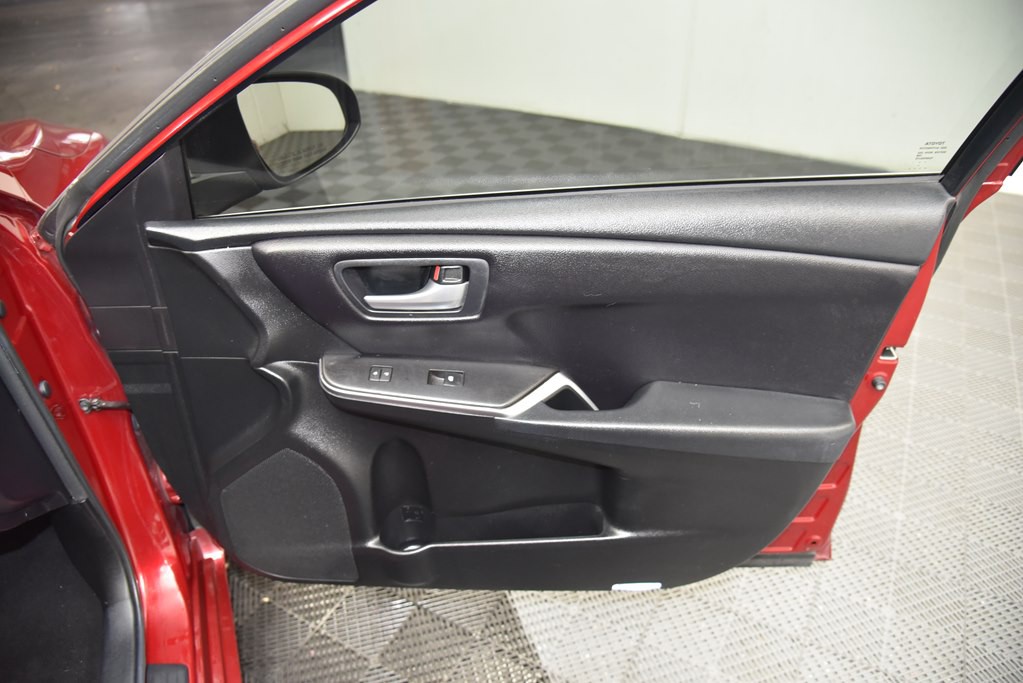 2016 Toyota Camry Image 32