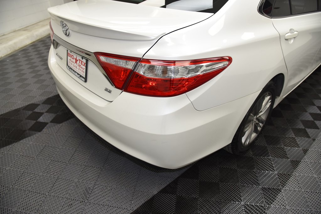 2016 Toyota Camry Image 12
