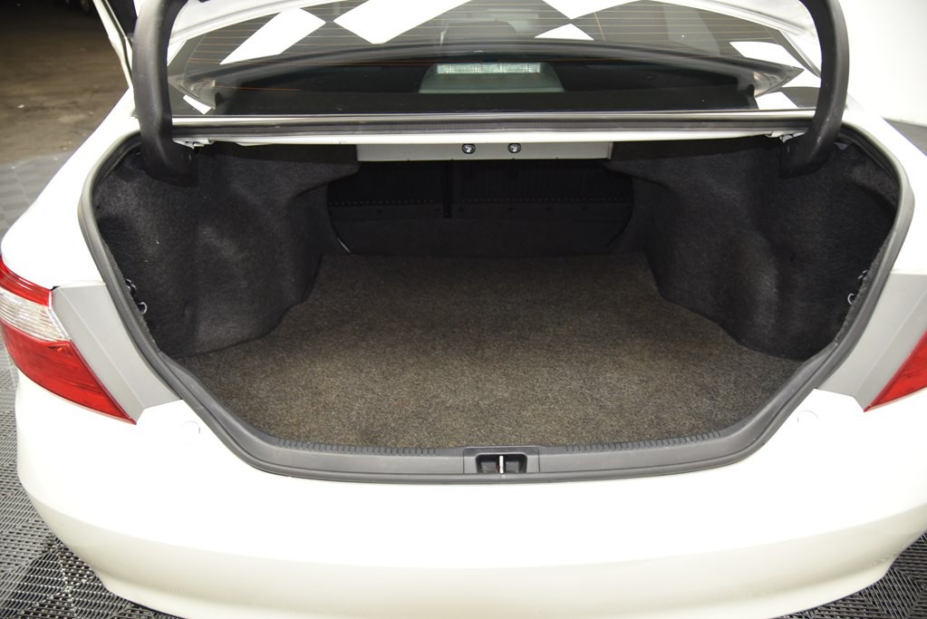 2016 Toyota Camry Image 17