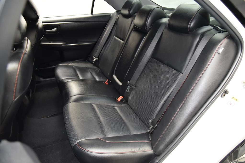2016 Toyota Camry Image 18