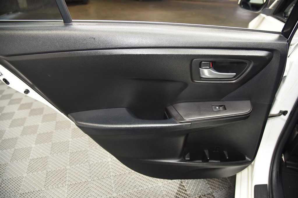 2016 Toyota Camry Image 20