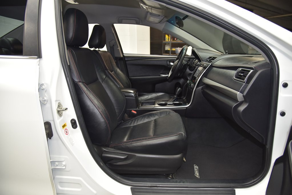 2016 Toyota Camry Image 24