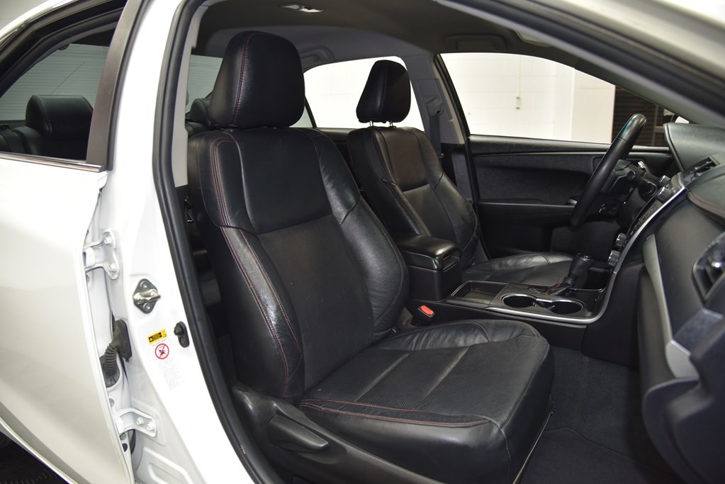 2016 Toyota Camry Image 25