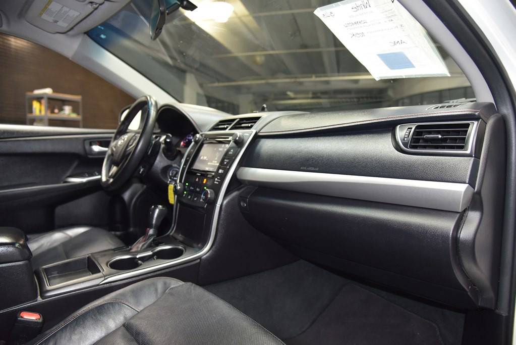 2016 Toyota Camry Image 26