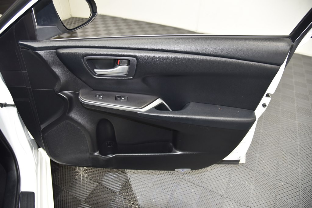 2016 Toyota Camry Image 29