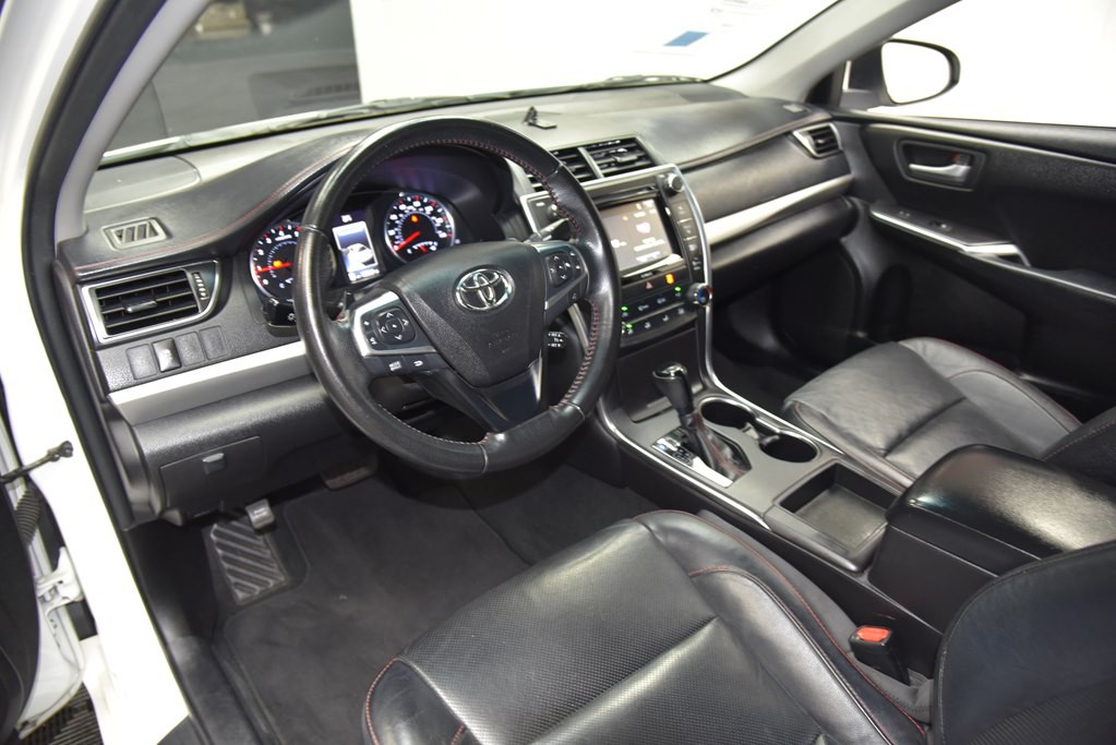 2016 Toyota Camry Image 32