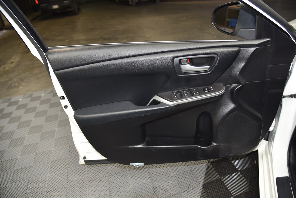 2016 Toyota Camry Image 33