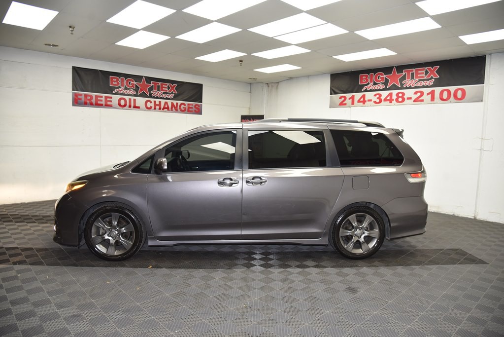 2015 Toyota Sienna Image 2