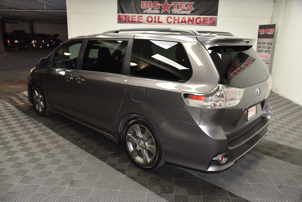 2015 Toyota Sienna Image 3