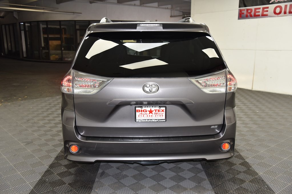 2015 Toyota Sienna Image 4