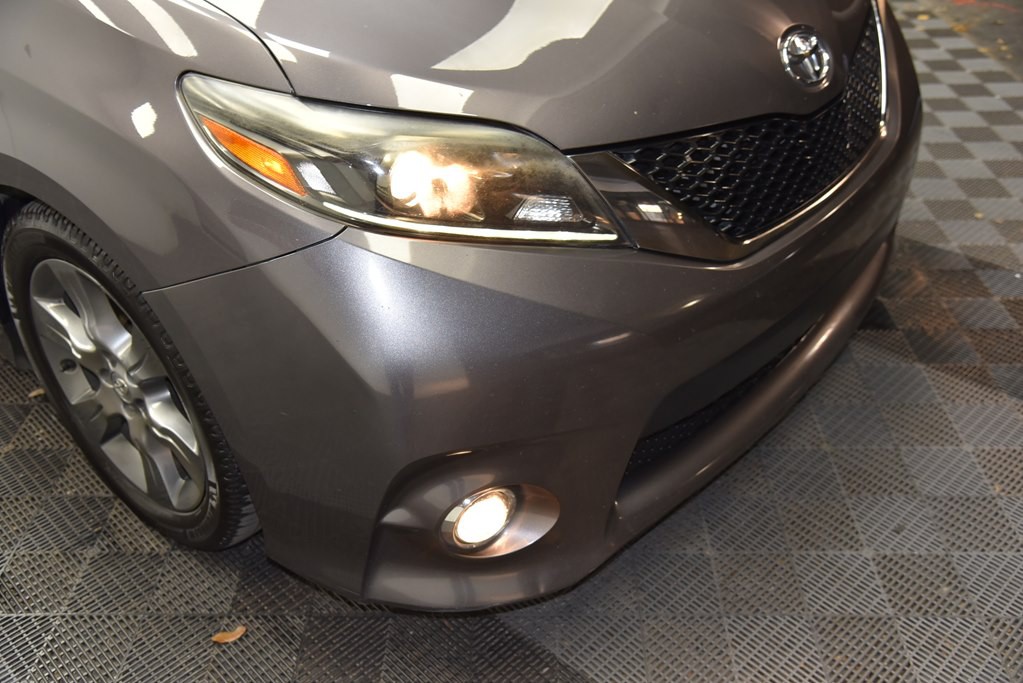 2015 Toyota Sienna Image 12