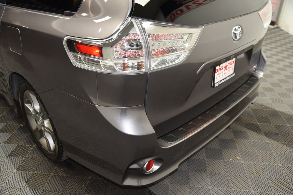 2015 Toyota Sienna Image 16
