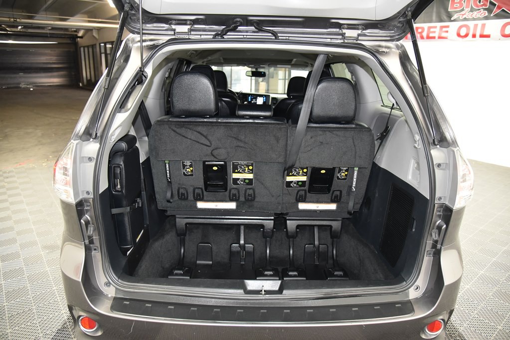 2015 Toyota Sienna Image 18