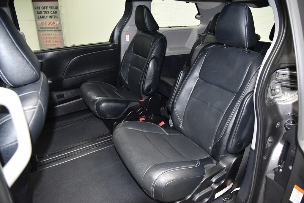 2015 Toyota Sienna Image 21