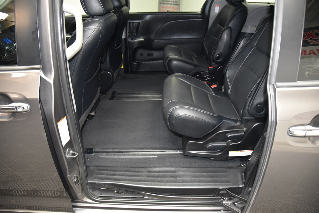 2015 Toyota Sienna Image 22