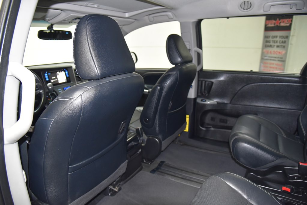 2015 Toyota Sienna Image 23