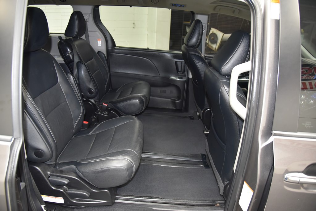 2015 Toyota Sienna Image 24