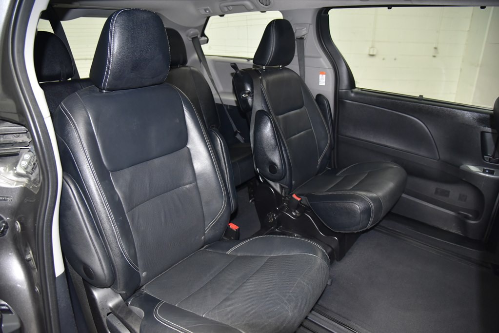 2015 Toyota Sienna Image 25
