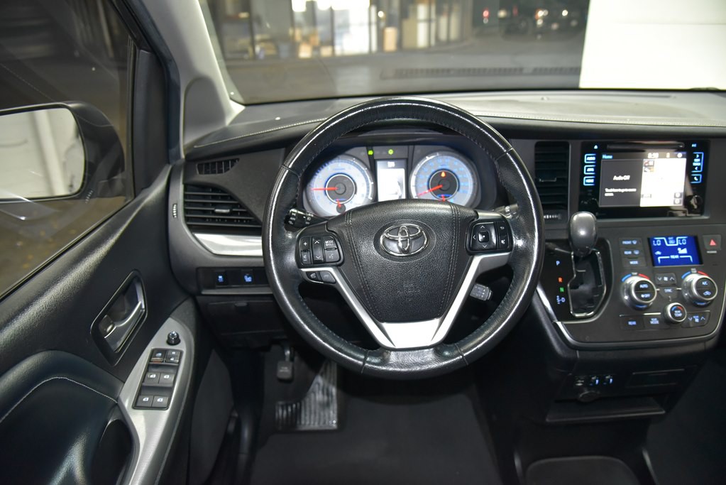 2015 Toyota Sienna Image 27
