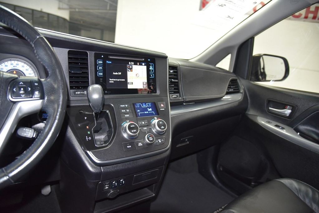 2015 Toyota Sienna Image 28
