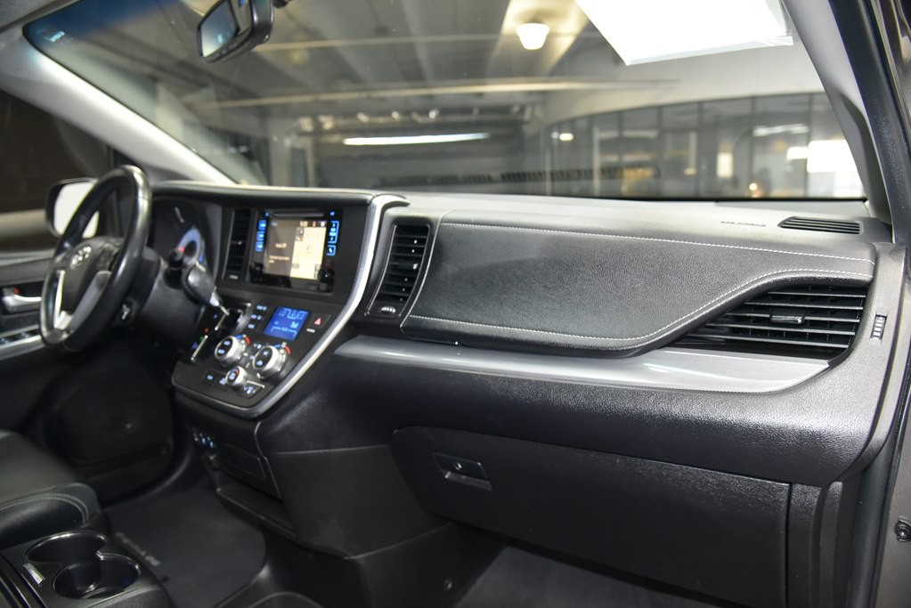 2015 Toyota Sienna Image 30