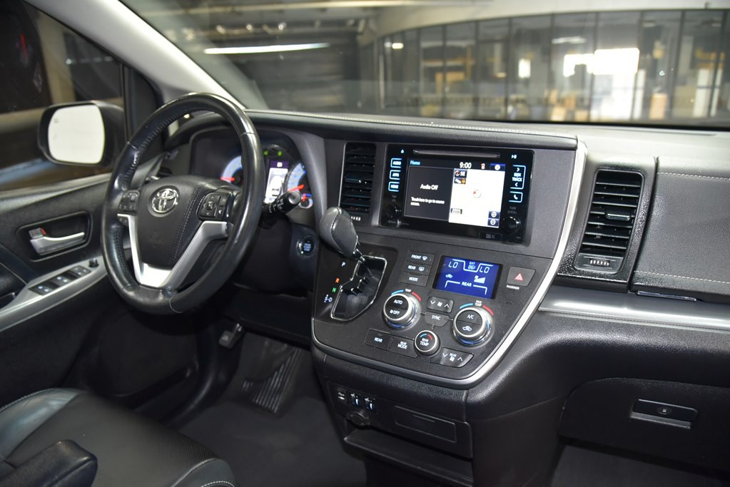 2015 Toyota Sienna Image 31