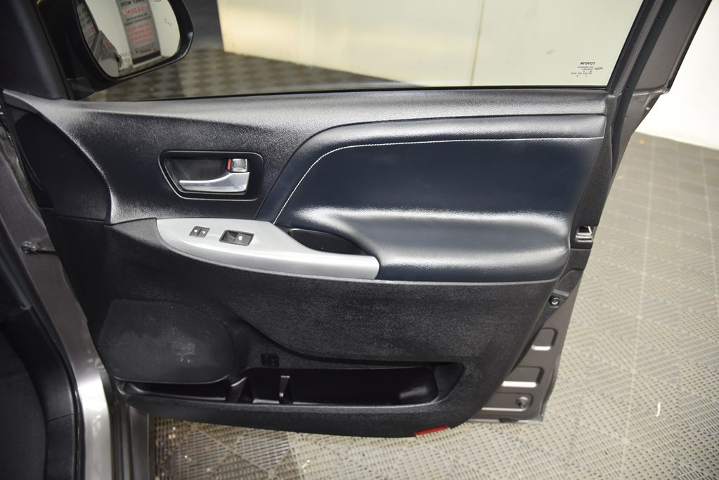 2015 Toyota Sienna Image 32