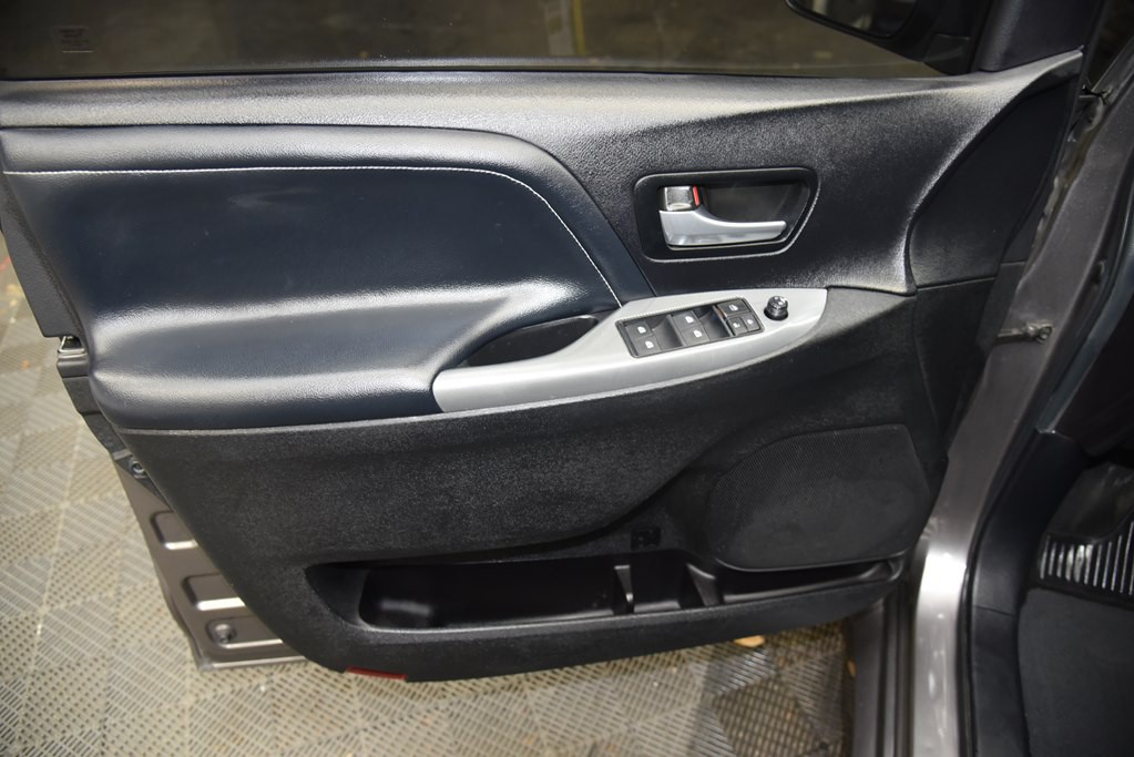 2015 Toyota Sienna Image 35