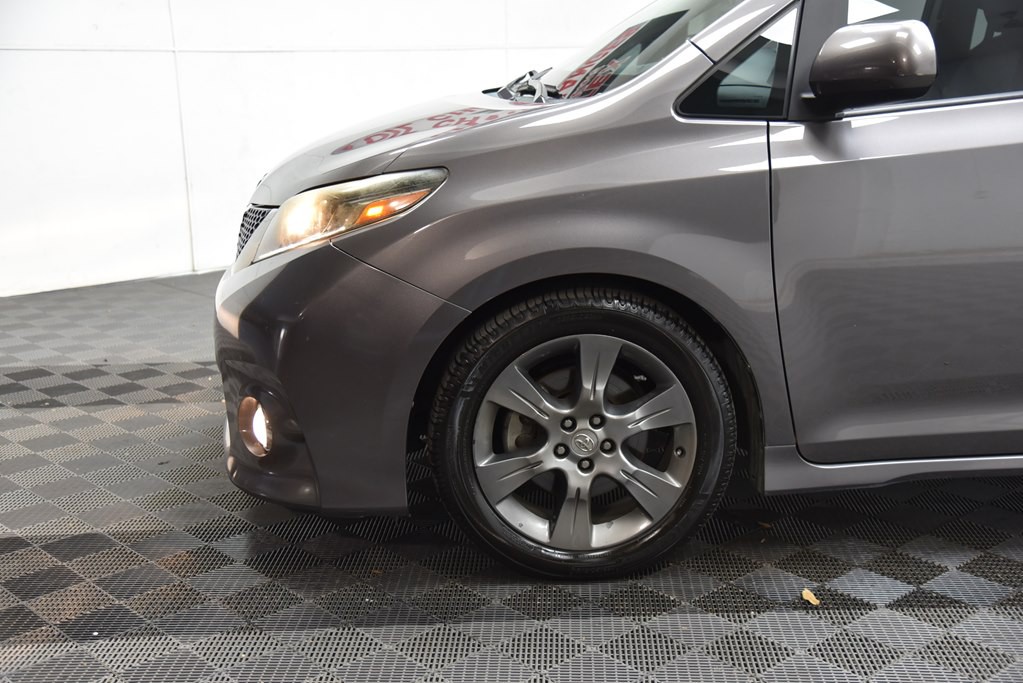2015 Toyota Sienna Image 36