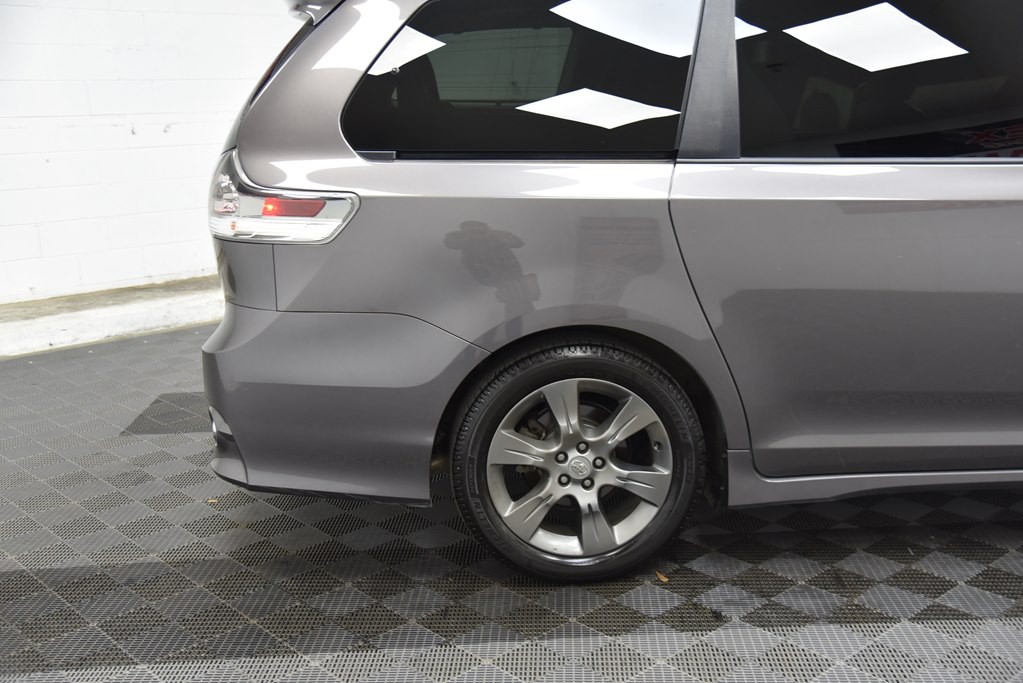 2015 Toyota Sienna Image 38