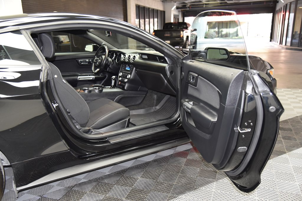 2017 Ford Mustang Image 29