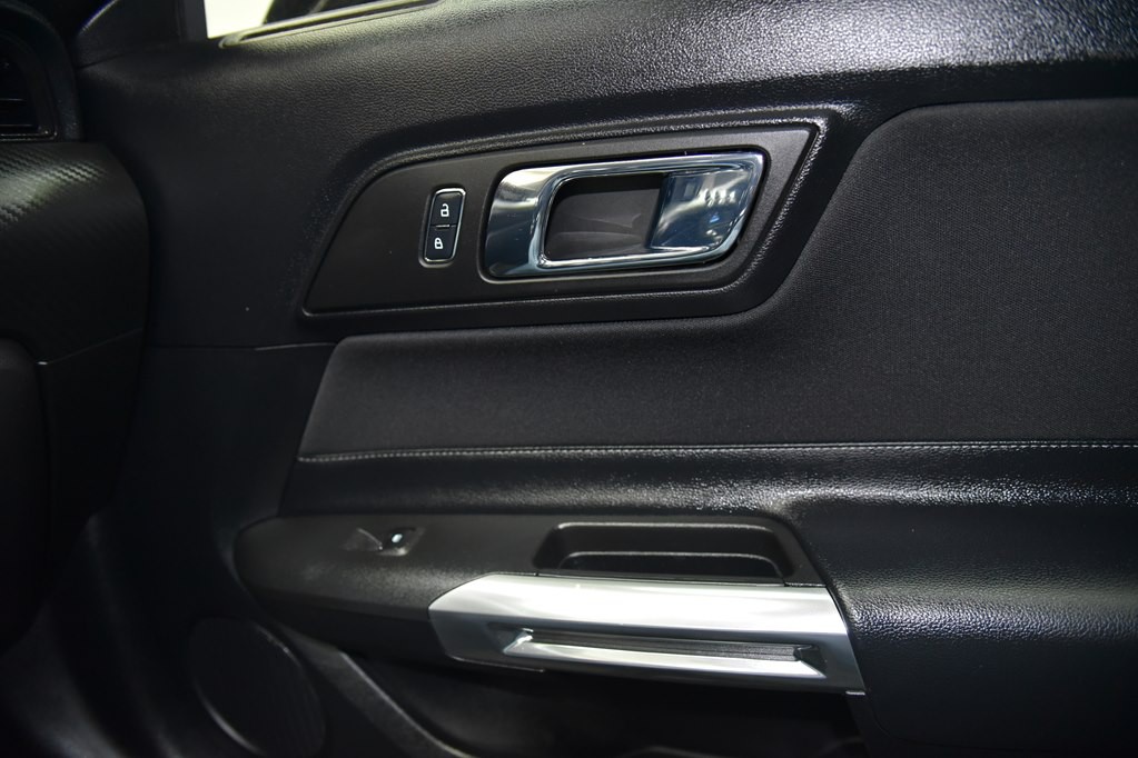 2017 Ford Mustang Image 38