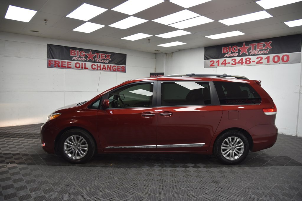 2014 Toyota Sienna Image 2