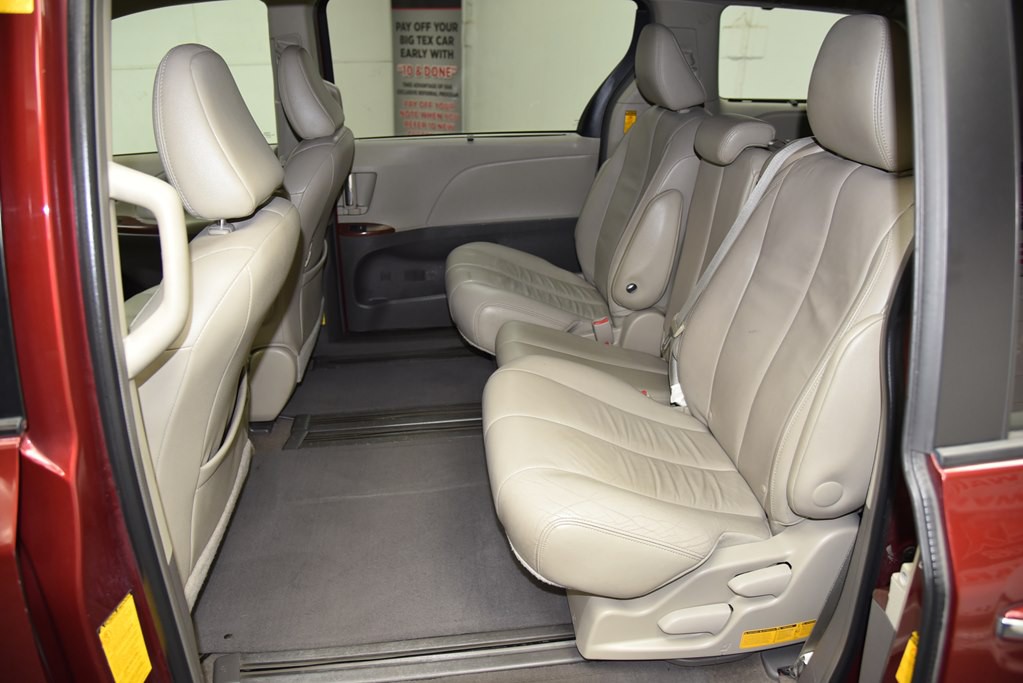2014 Toyota Sienna Image 17