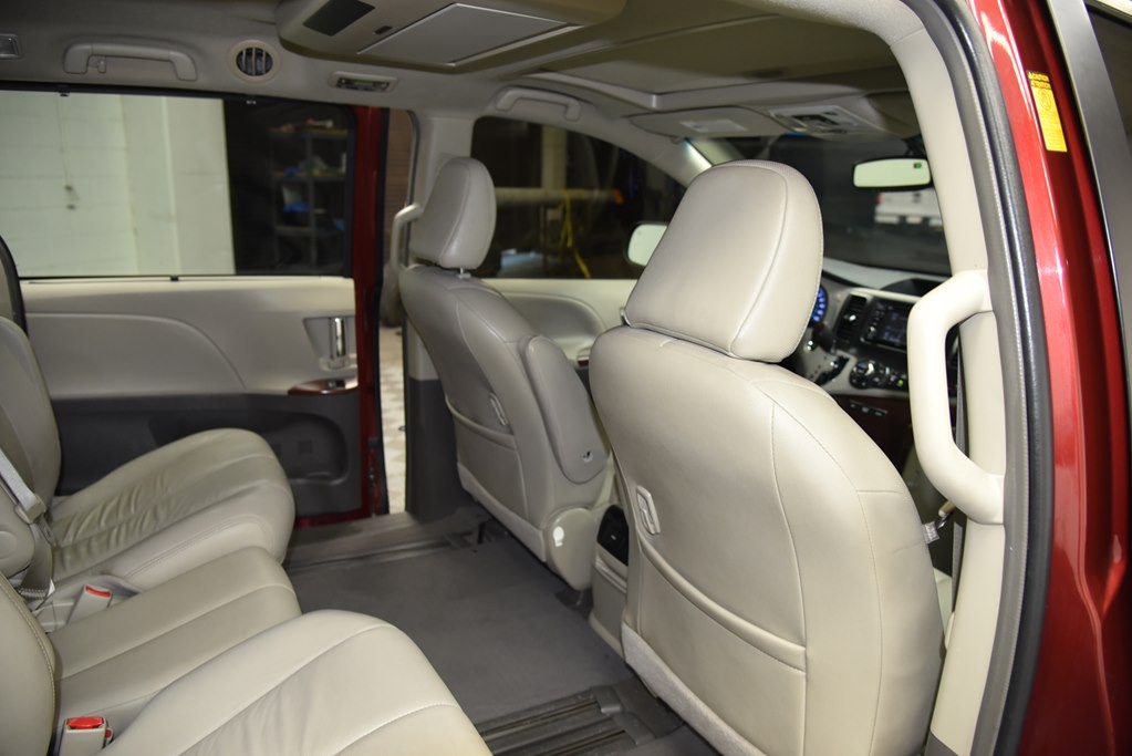 2014 Toyota Sienna Image 23